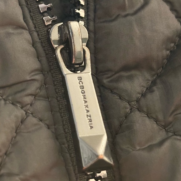 BCBG FEATHER FREE ECO-FRIENDLY FILL QUILTED JACKET WITH HOOD SIZE LARGE - Picture 4 of 5